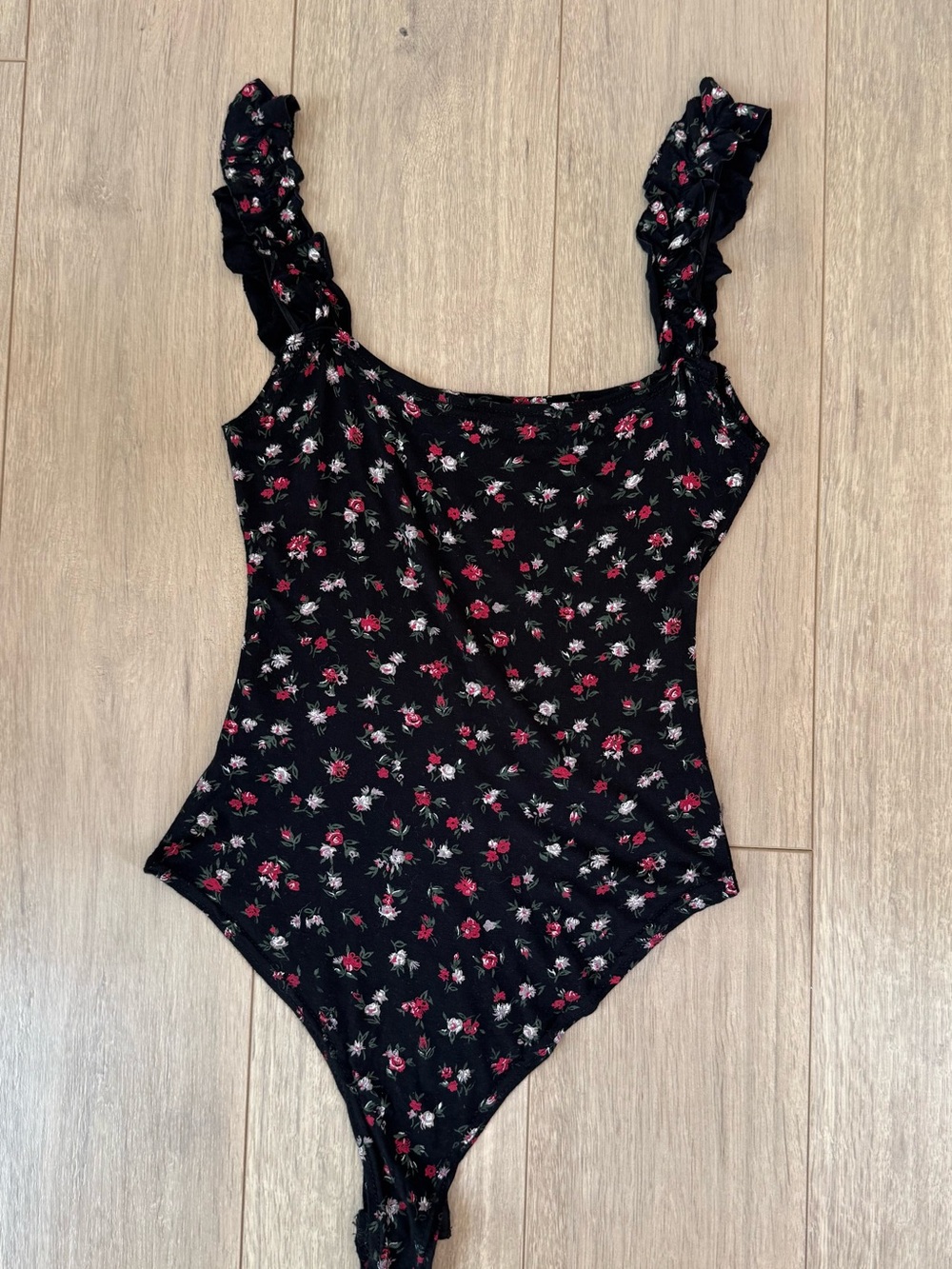 PrettyLittleThing Floral Ruffle Strap Bodysuit - Picture 2 of 2